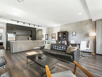 Sophisticated city-fringe living