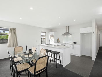 Comfortable & Convenient Coastal Living!