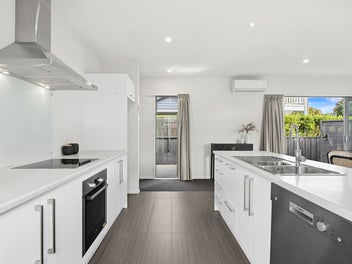 Comfortable & Convenient Coastal Living!