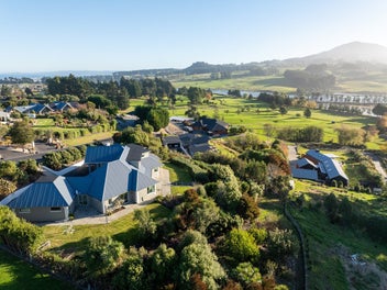 Lifestyle vibe on easy-care acre