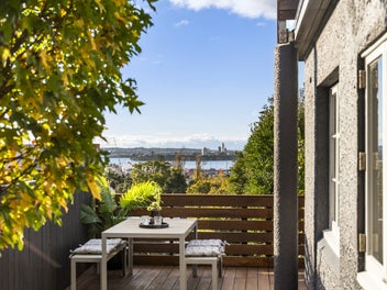 PARNELL APT WITH VIEWS, SUN, OUTDOOR LIVING, DGZ