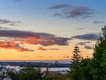 PARNELL APT WITH VIEWS, SUN, OUTDOOR LIVING, DGZ