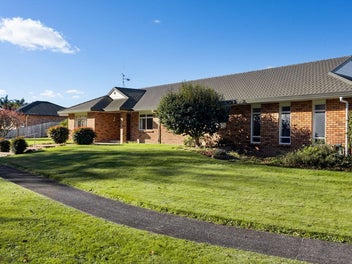 Three Garages, Green Belt Views – Super Spacious