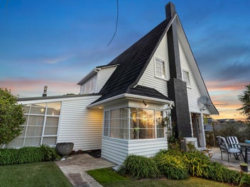 Substantial Colonial Charmer - on 910m2