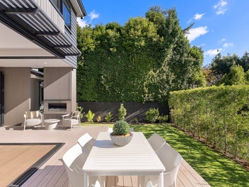 CONTEMPORARY SPACIOUS FAMILY HOME