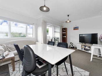 Secure, Sunny & Super Central in Mt Eden