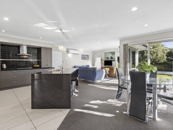 Extensive Family Living close to Schools