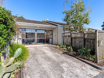 Renovated Studio + Yard – Must Sell