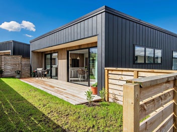Easy-Living Luxury in Sought-After Glenbervie