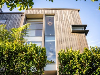 Lofty Coastal Chic with Wide Vistas