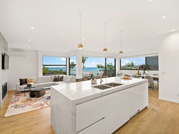 Lofty Coastal Chic with Wide Vistas