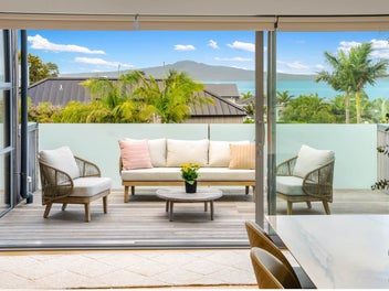 Lofty Coastal Chic with Wide Vistas