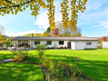 Lifestyle, land and outstanding garaging