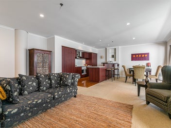 Affordable Glitz & Glamour on the Wharf
