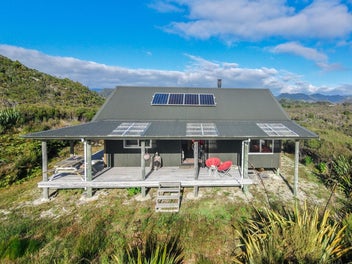 A Kiwi Bach Off-Grid