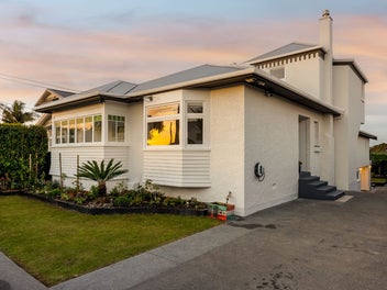 Timeless Elegance - Panoramic Harbour & City Views