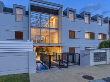 Lakefront Convenience – Lock, Leave and Enjoy