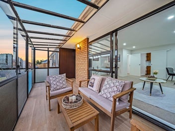Single Level and Brick & Tile Beauty!