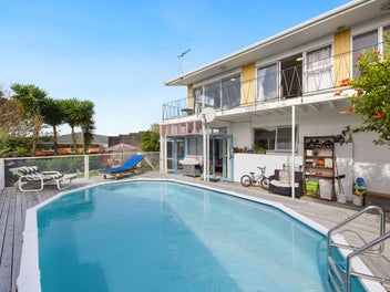 #GAMEDAY - Sun-drenched home in Prime location
