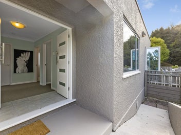 A Private Oasis With Mid-Century Soul