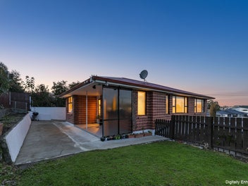 Flexible Family Living on a Generous Section!