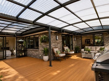 5 Bedrooms With A Backyard To Match