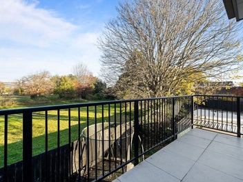 Stylish Richmond Apartment- Views & Balcony!