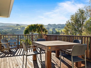 Pine Hill Paradise - Private, Sunny & Spacious