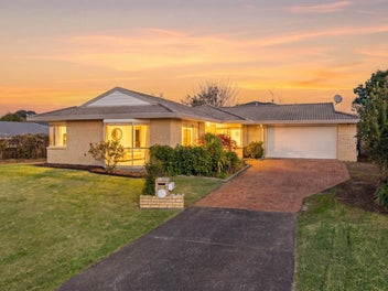 Single-Level Brick – Walk to Kristin & Pinehurst