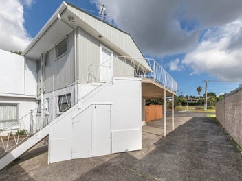 Modern Panmure Home With Parking
