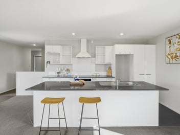 Sun-Soaked Family Living on Freehold 468m²