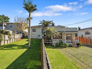 Home and income, 607sqm freehold!