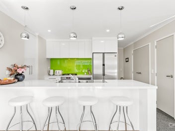 CONTEMPORARY COMFORT IN PRIME LOCATION