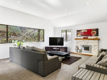 Gated elegance in semi-rural Mapara
