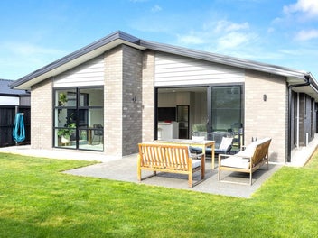 Contemporary Residence - Reserve Boundary