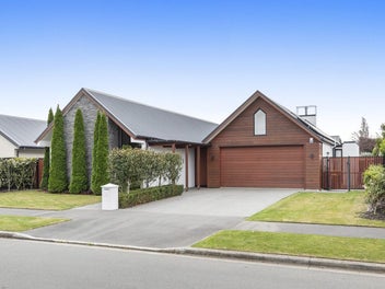 Contemporary comfort in sought after Waitikiri