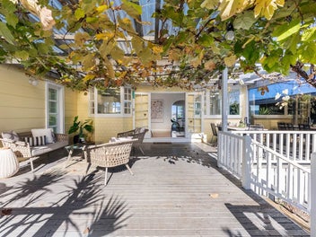 EXPANSIVE FAMILY HOME