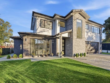 Master-Built North-Facing Corner Site Beauty