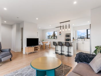 MODERN FREEHOLD LIVING!