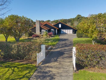 Oropi Downs Sanctuary with Stunning Gardens