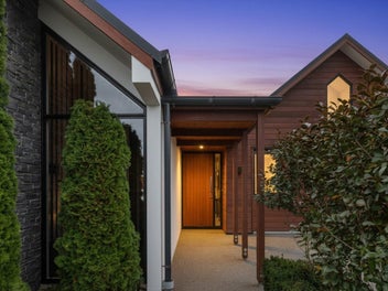 Contemporary comfort in sought after Waitikiri