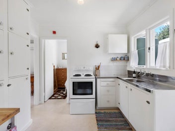 Iconic Kiwi Bach: Your Retro Retreat at Port W...