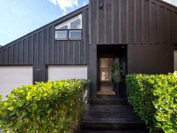 Effortless Living in Sought-After Lynmore