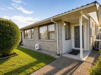 Renovated 130sqm 2-Bedroom, sunny fenced back yard