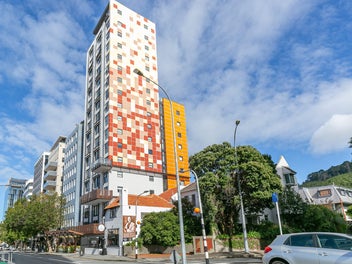 Stylish, Sun, Views & Walk-to-Work Living!