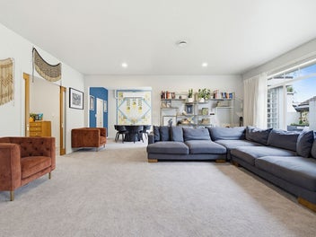 Lake Lifestyle - Gorgeous Family Living