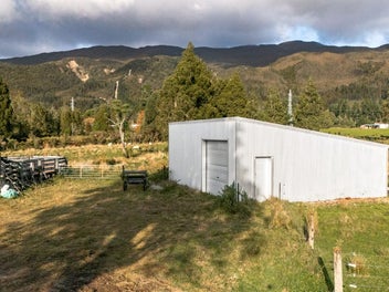 Lifestyle Property with Lots of Shed Space!!