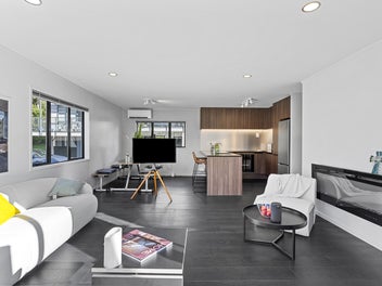 Renovated Perfection & Double Garaging