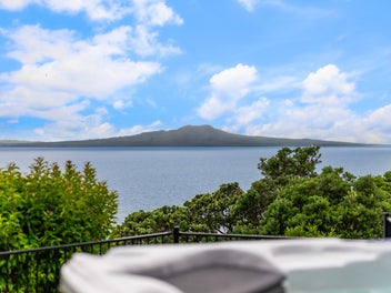 PRESTIGE COASTAL LIVING WITH SEA VIEWS!
