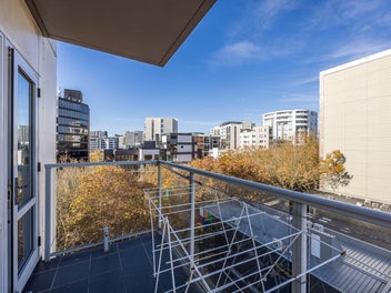 Chic City Apartment with Balcony - Auckland Centra